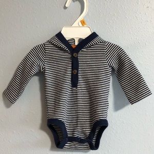 Carter’s Baby Boy Hoodie Onesie. Size New Born